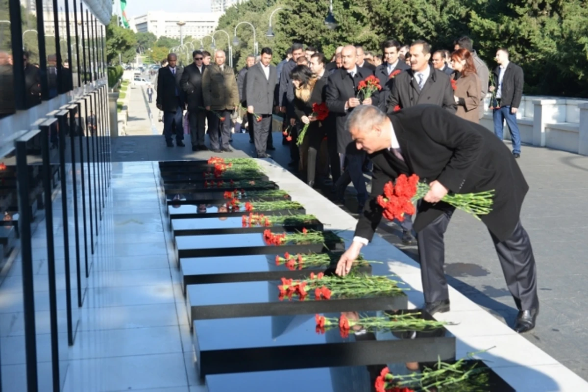 Dənizkənarı Bulvar İdarəsinin əməkdaşları Fəxri xiyabanı və Şəhidlər xiyabanını ziyarət ediblər