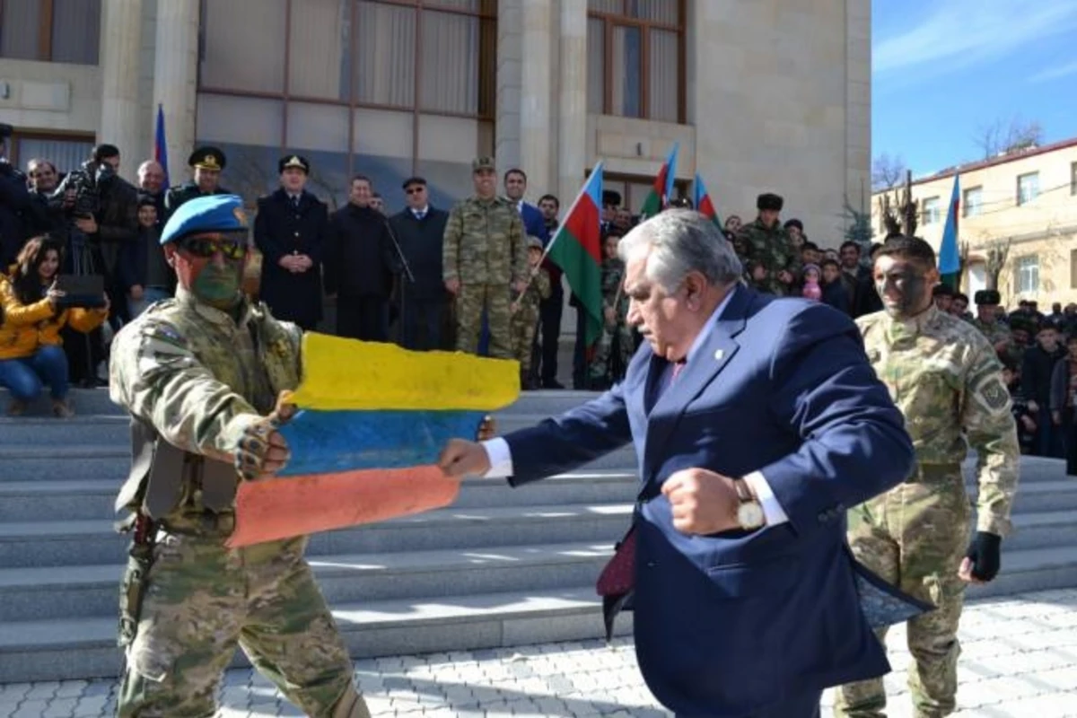 İcra başçısı bir yumruqla Ermənistan bayrağını çilik-çilik etdi (FOTO)