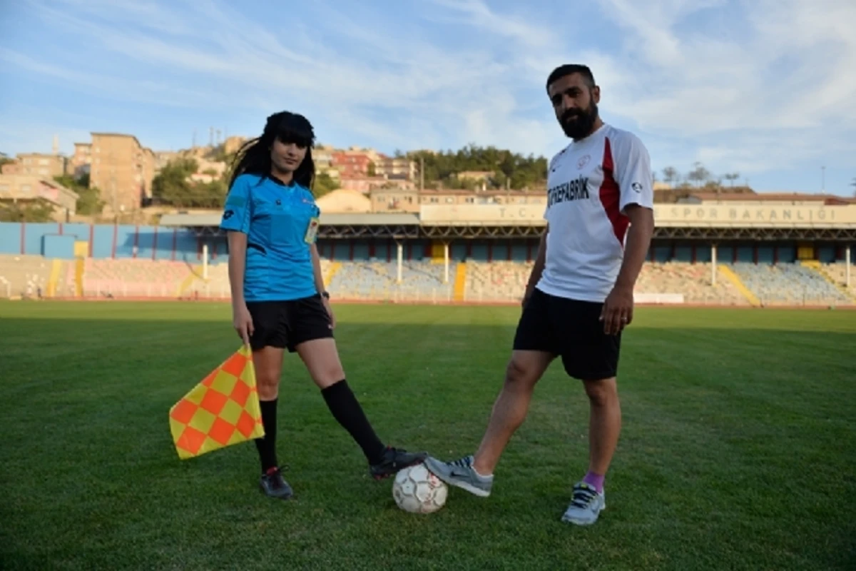 Futbol tarixində bir ilk: futbolçu ilə hakim evləndi (VİDEO)