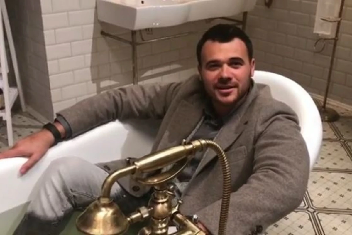 Emin Ağalarov su ilə dolu hamam vannasına belə girdi (VİDEO)