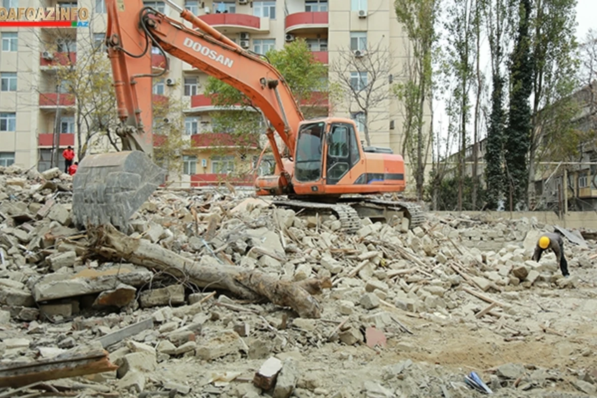 Nərimanovda köhnə binaların söküntüsü başladı - Fotolar