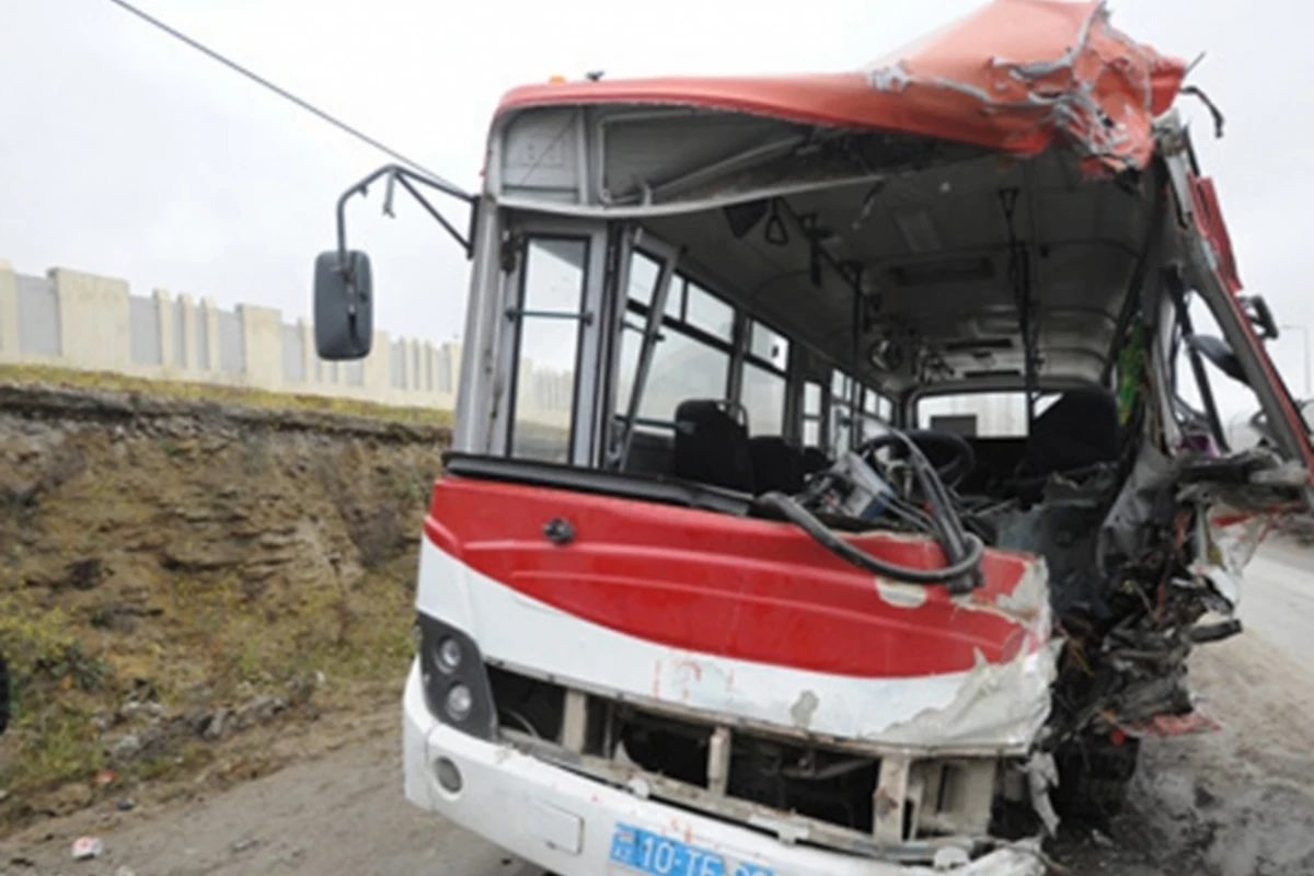 Bakıda dəhşətli qəza - Sərnişin avtobusları toqquşdu