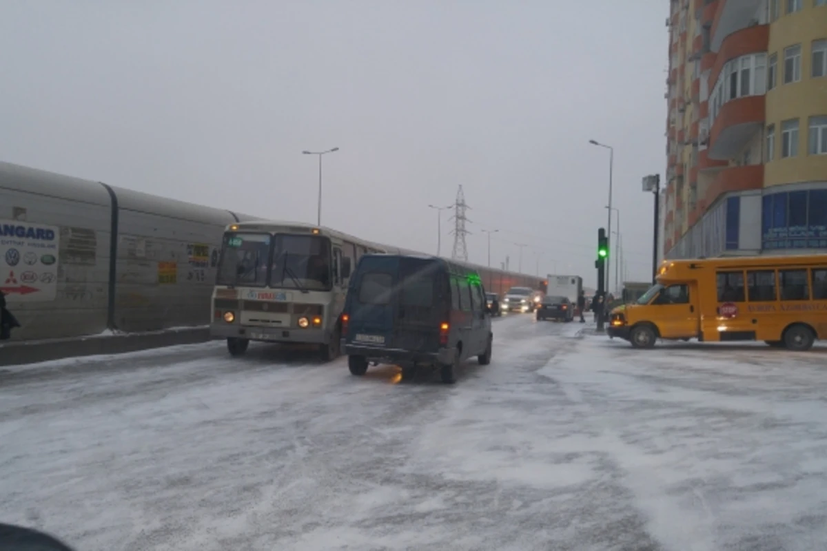 Bakı qardan sonra: yollar dondu, tıxac yarandı (VİDEO)