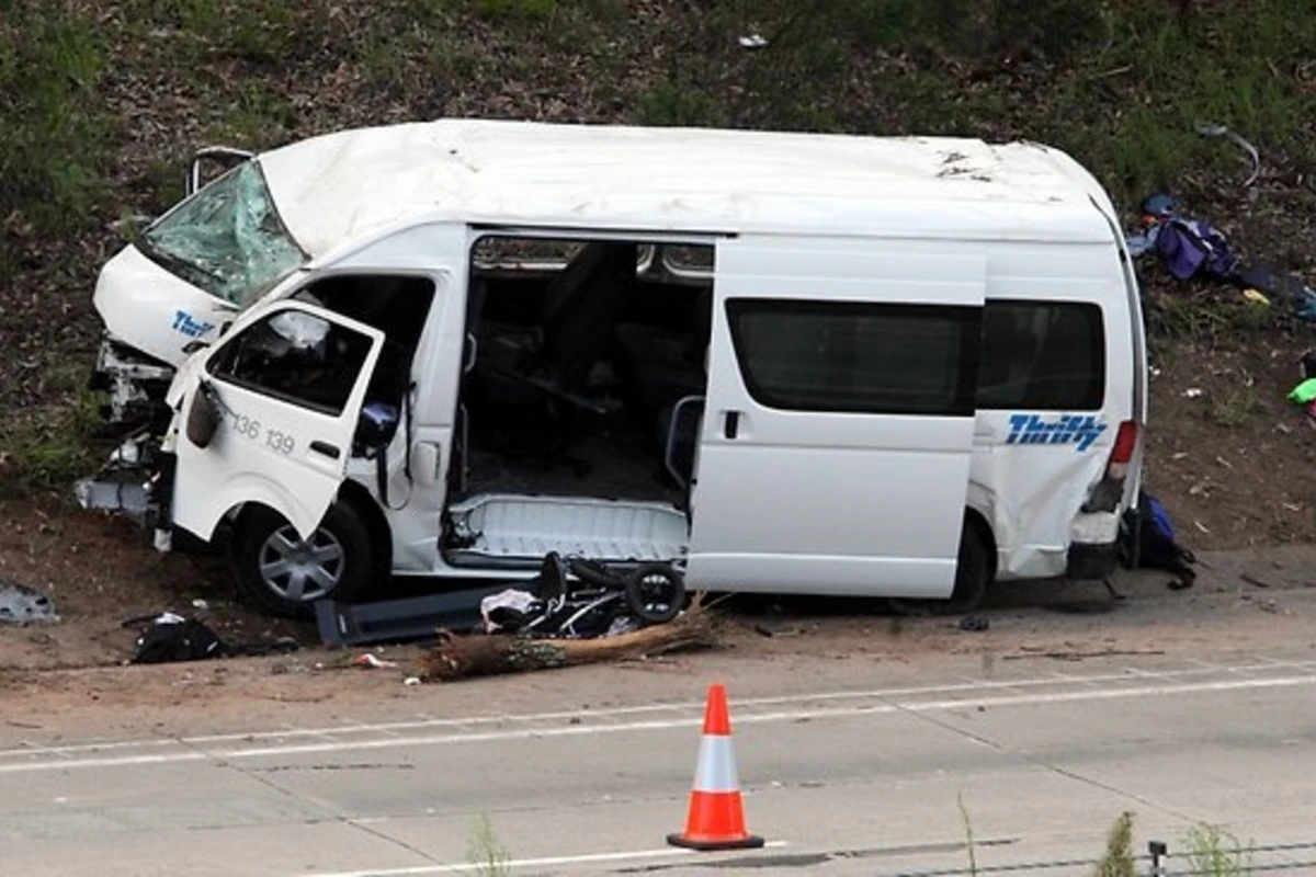 Azərbaycanda mikroavtobus aşdı: 6 nəfər xəsarət alıb