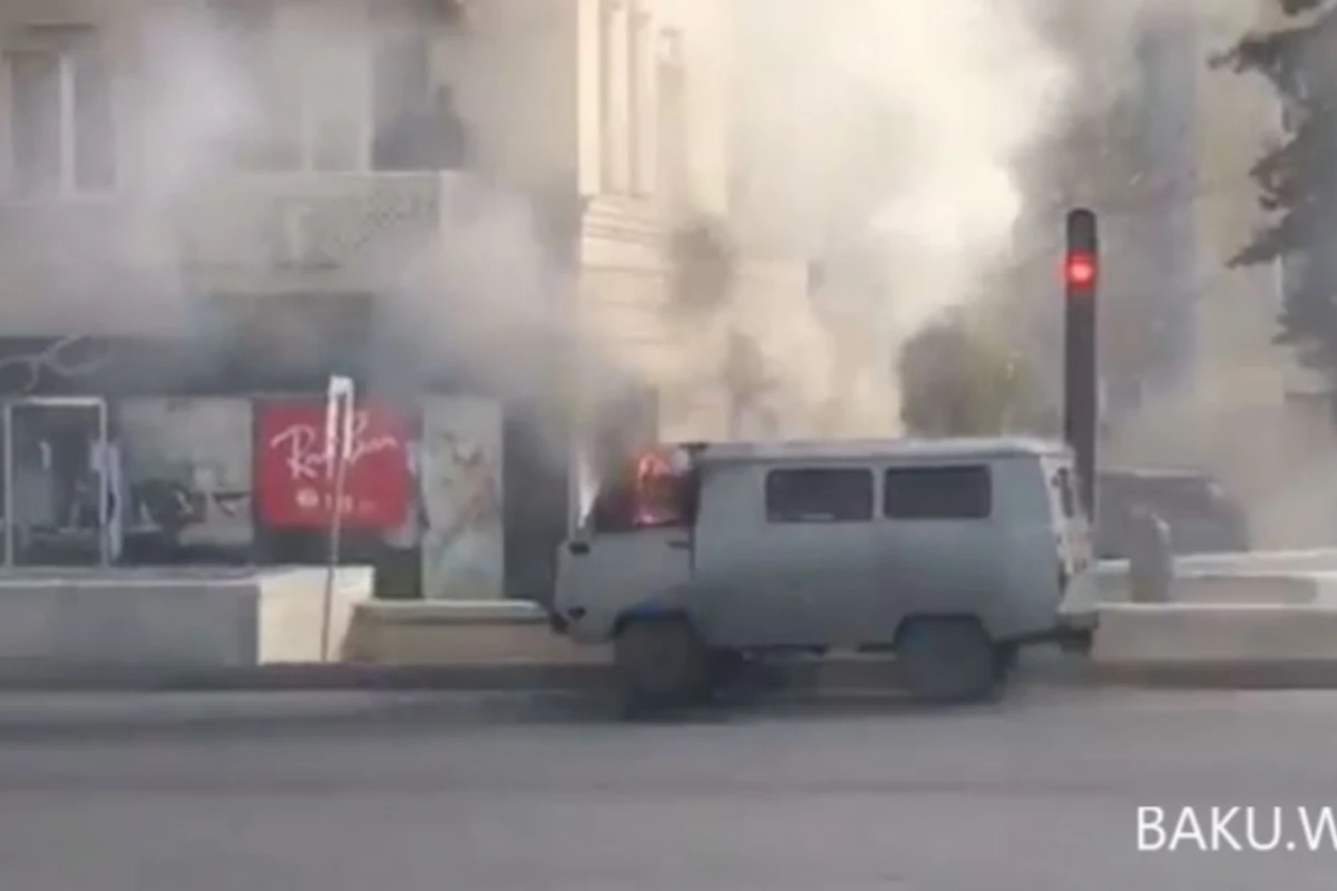 Bakıda UAZ küçə ortasında qəfil alışdı (VİDEO)