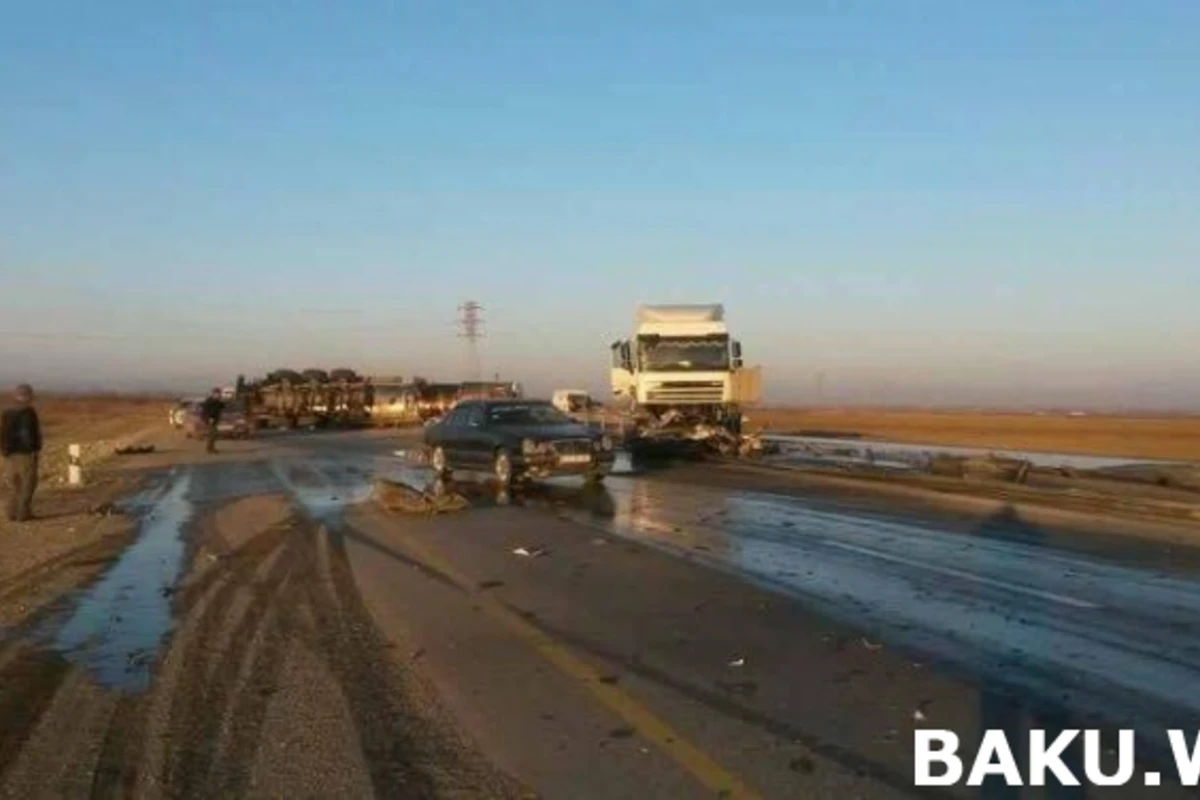 Azərbaycanda mazut dolu yük maşını aşdı, yaralananlar var (FOTO)