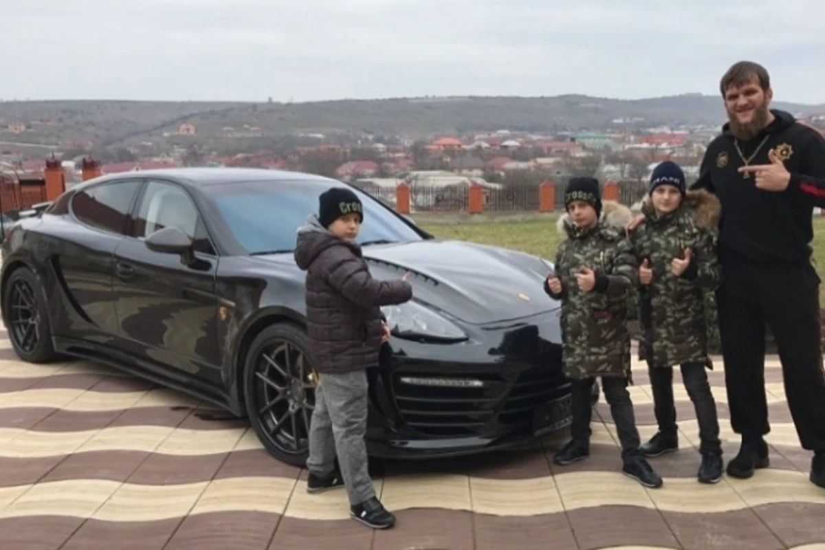 Kadırov oğlanlarının müəlliminə 10 milyonluq “Porsche” bağışladı