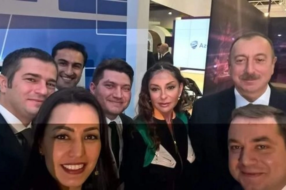 İlham Əliyev və xanımı selfi çəkdirdi (FOTO)