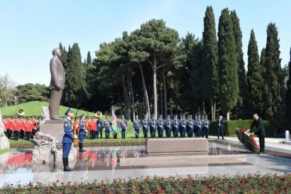 Prezident İlham Əliyev Heydər Əliyevin məzarını ziyarət edib