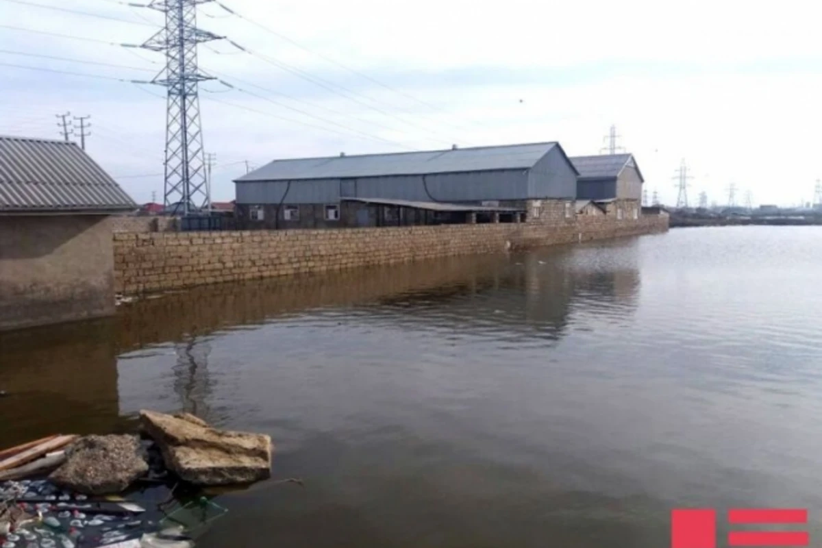 Bakıda göl daşdı, yolları və evləri su basdı