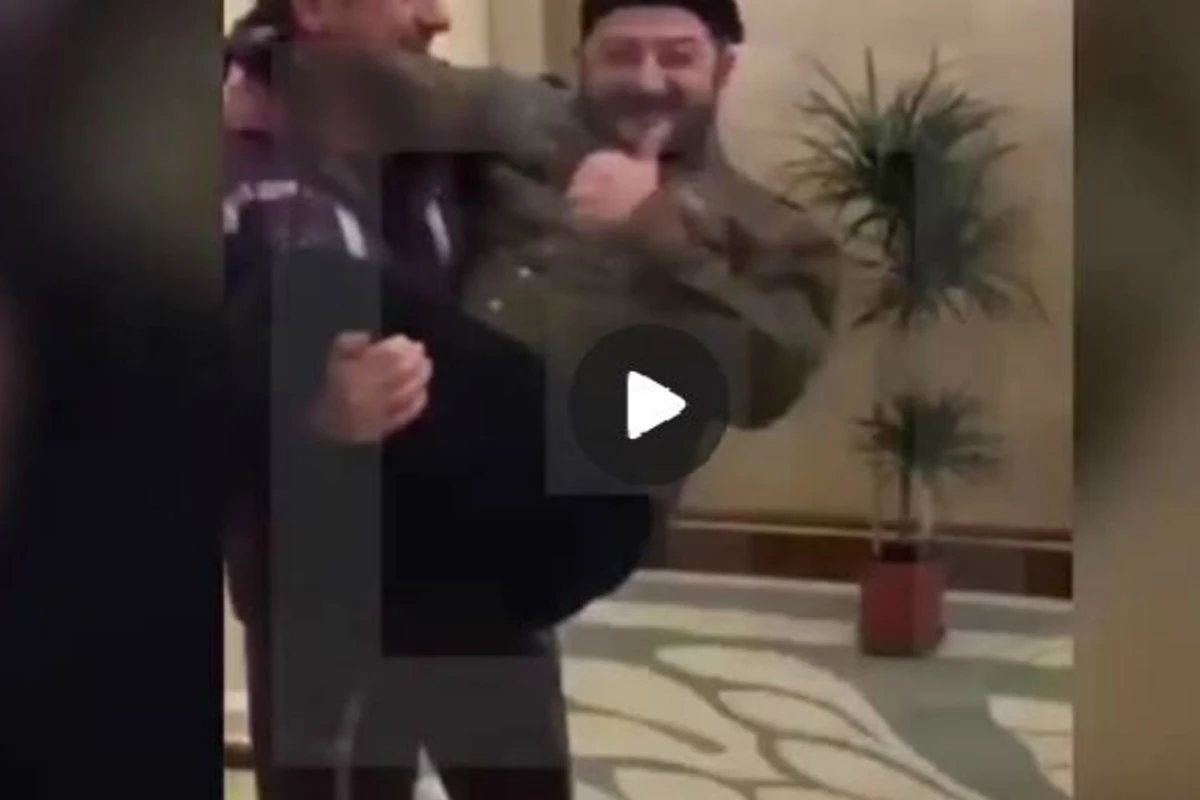 Kadırov erməni şoumeni qucağına aldı: Ayağını sındıracam (VİDEO)