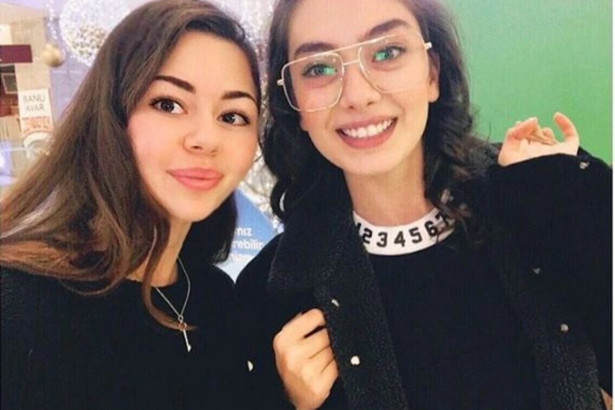 Fidan Əlizadənin Neslihan Atagüllə birgə “selfie”si (FOTO)