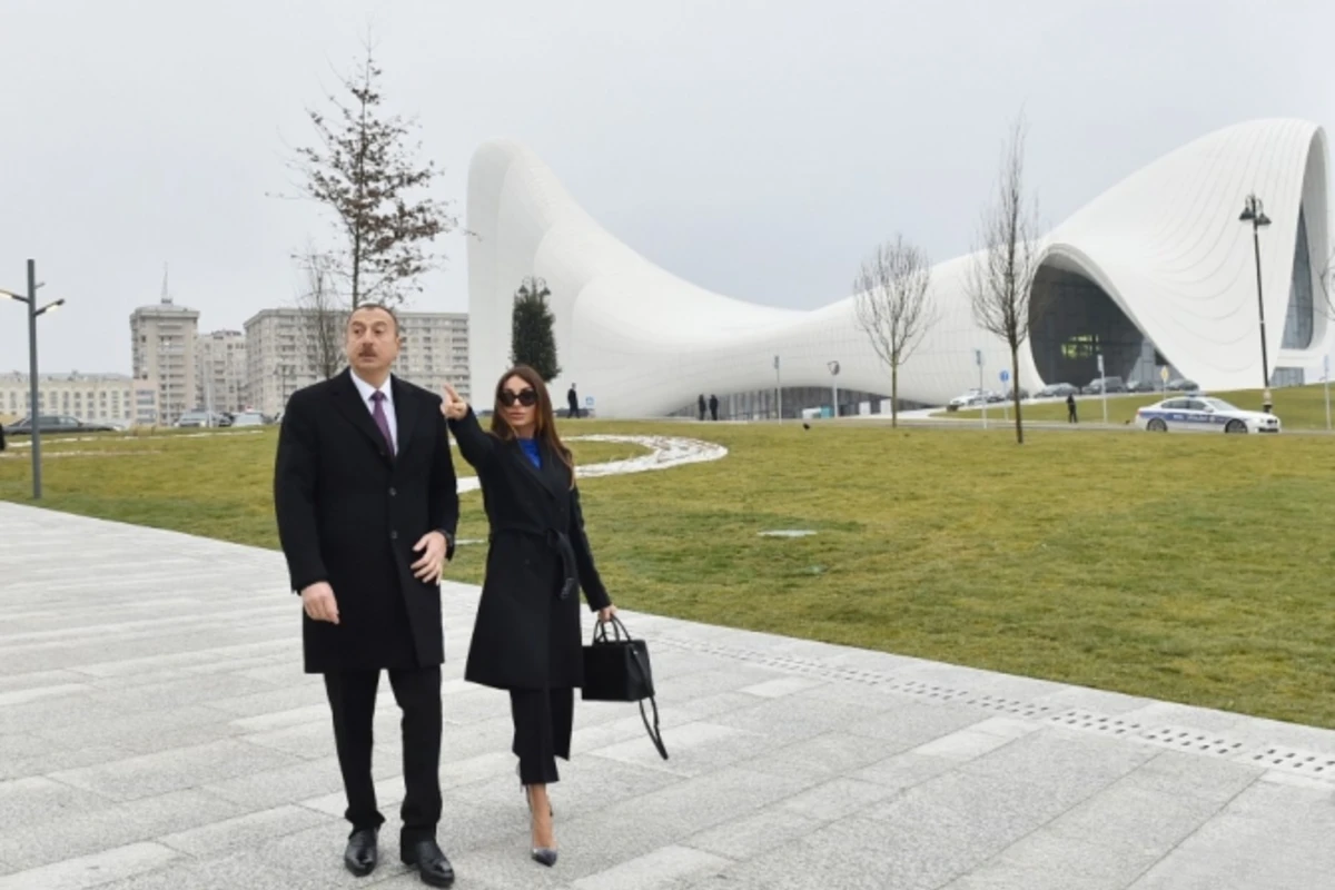 İlham Əliyev və xanımı yeni salınmış istirahət parkında (FOTO)