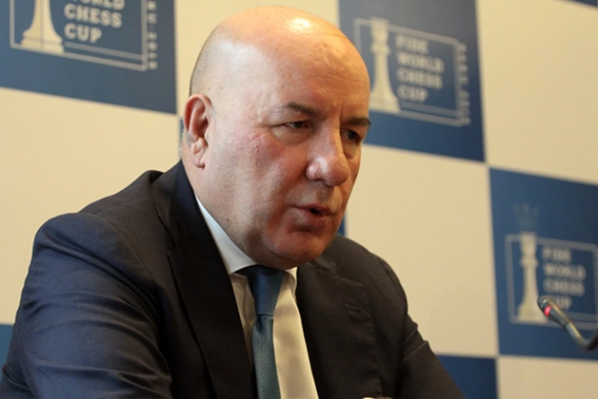 Elman Rüstəmov bank rəhbərlərini toplayır