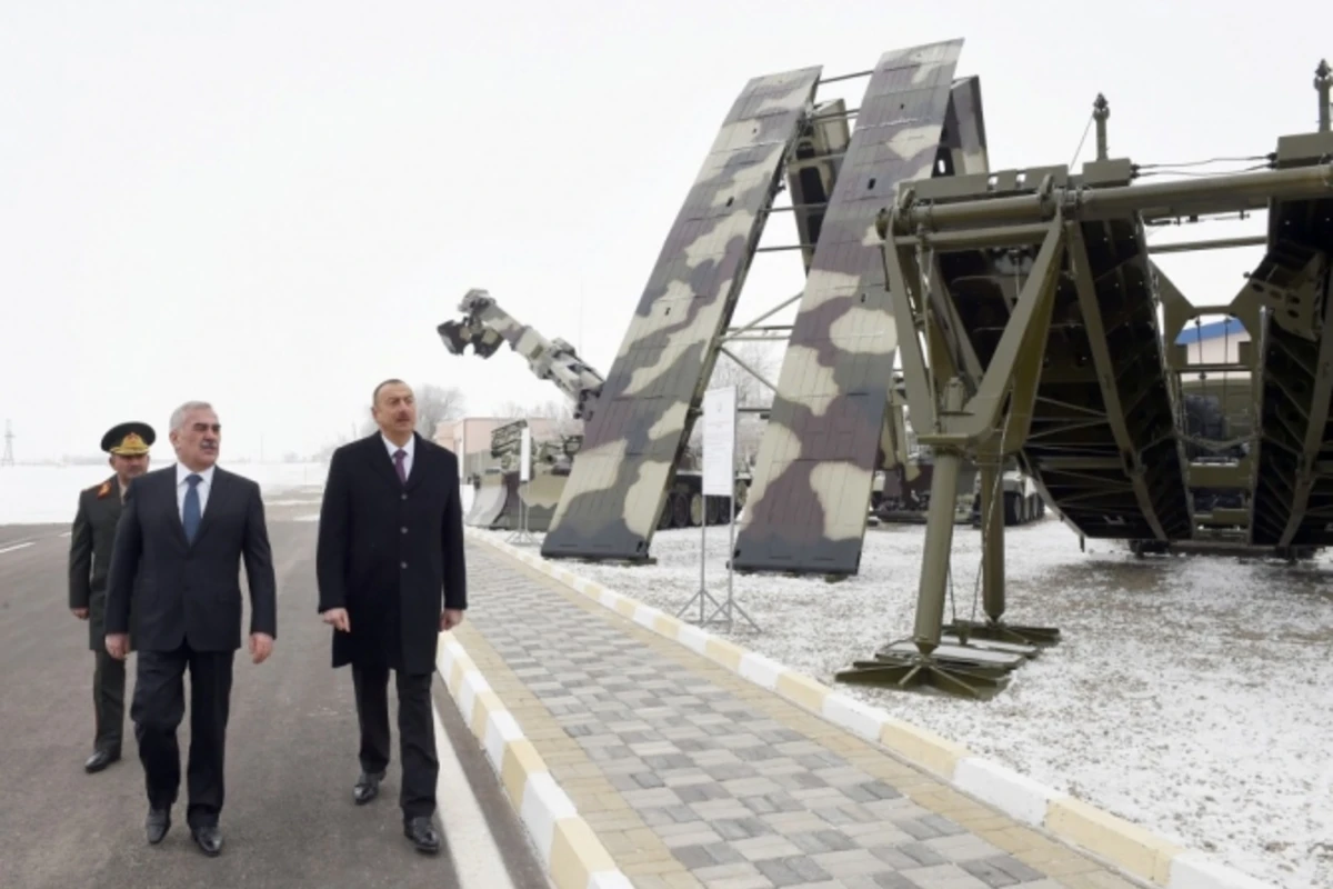 Prezident yeni hərbi texnikalarla tanış oldu (FOTO)