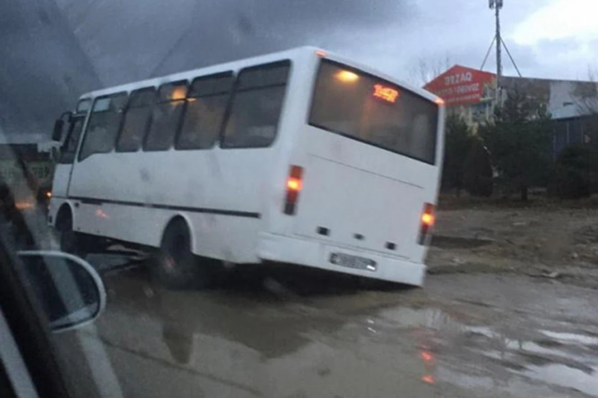 Bakıda yağış yağdı: sərnişin avtobusu çuxura düşdü