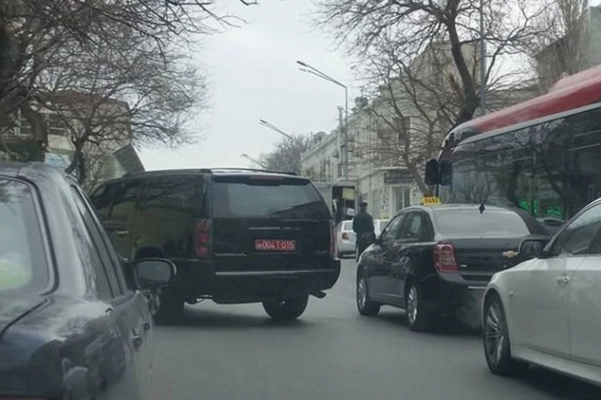 Səfirliyə məxsus maşın Bakıda qaydaları belə pozdu - FOTOLAR