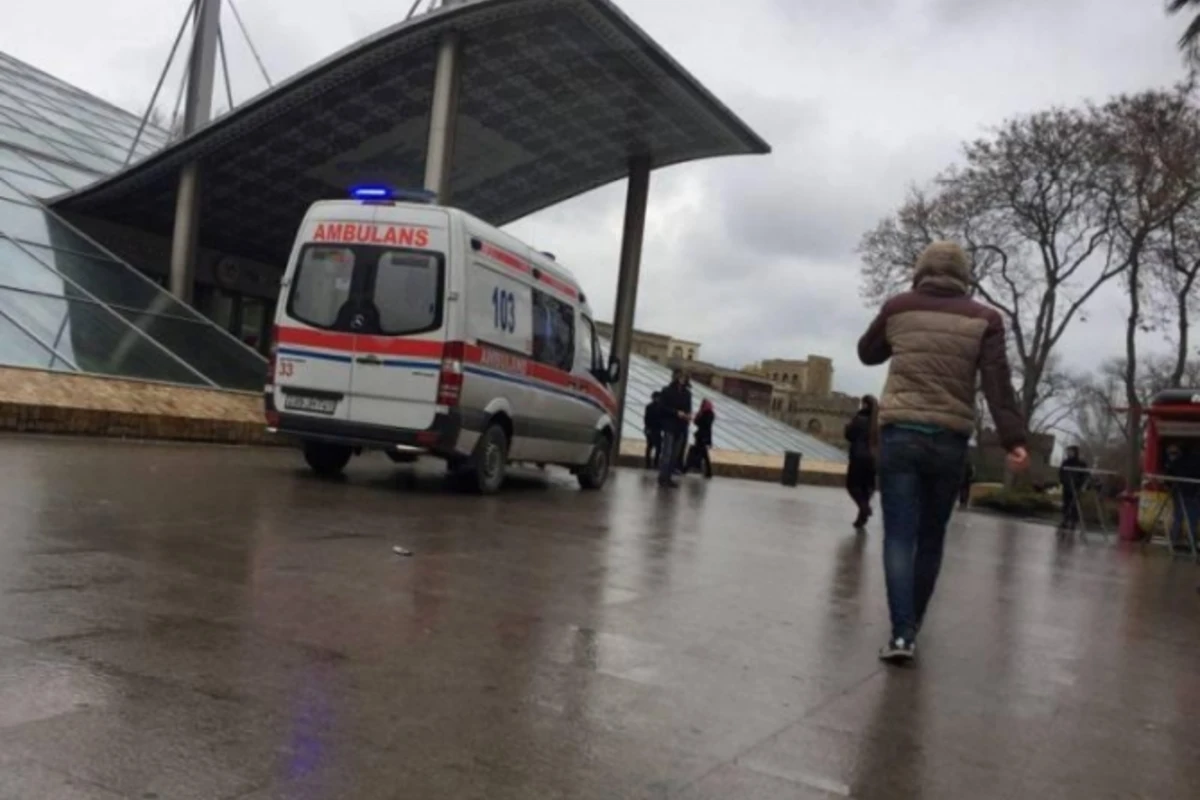 Sərnişinin halı pisləşdi, Bakı metrosuna təcili yardım gəldi