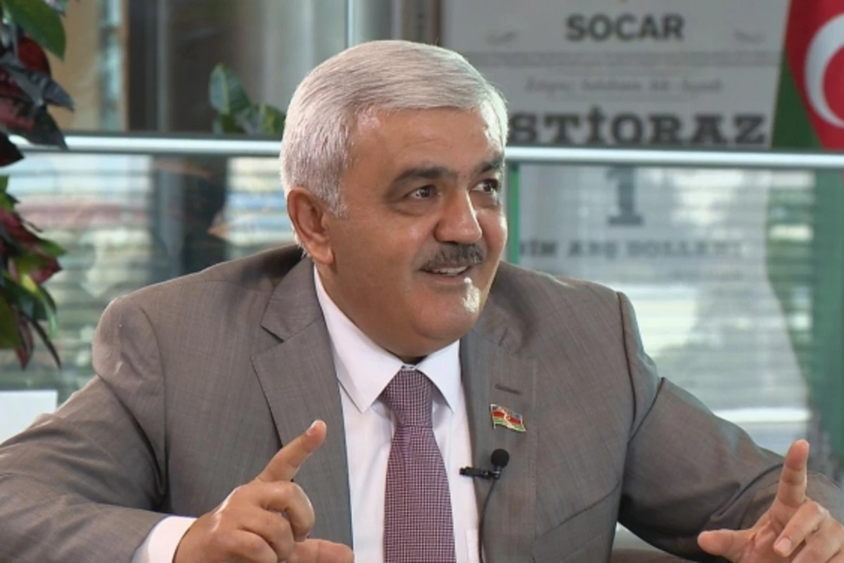 Rövnəq Abdullayev: Vətəndaşlar öz pullarının 80%-ni dollara çevirib seyflərdə saxlayırlar