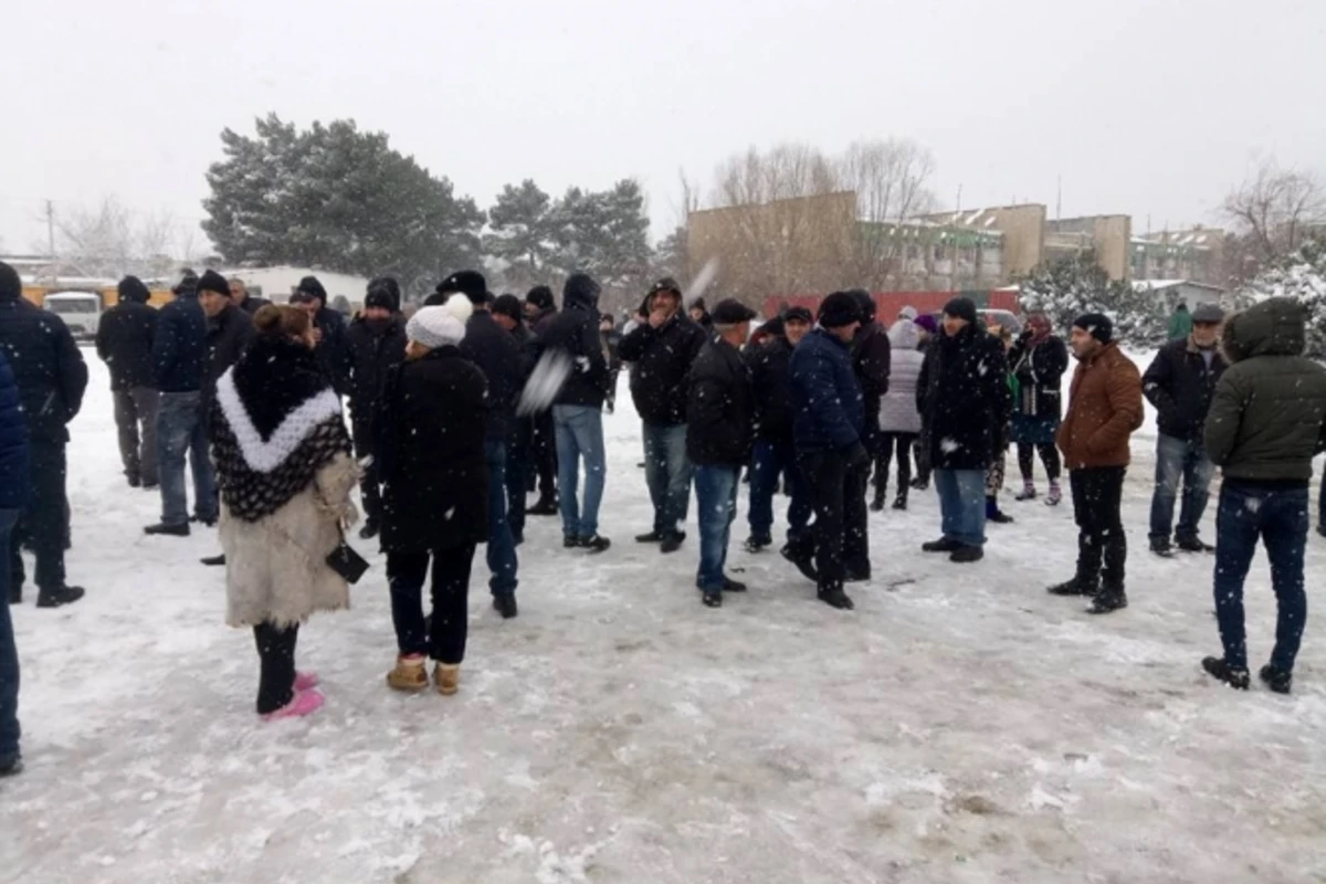 SON DƏQİQƏ: Bakıda qaçqınlarla Azərişıq əməkdaşları arasında dava düşdü - FOTO