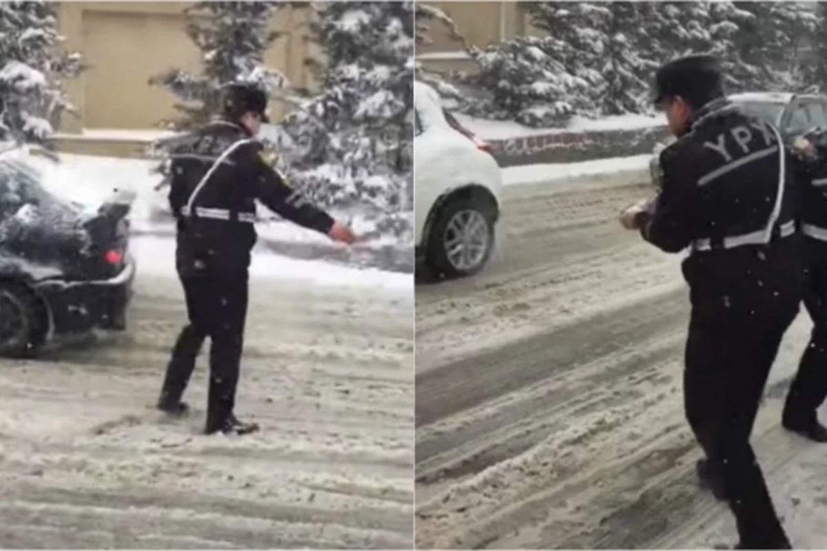 Polislər Bakı-Sumqayıt yolunu duzladı, maşınları itələdi (VİDEO)