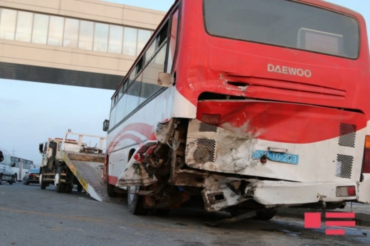 Bakıda sərnişin avtobusları TOQQUŞDU - Yaralılar var