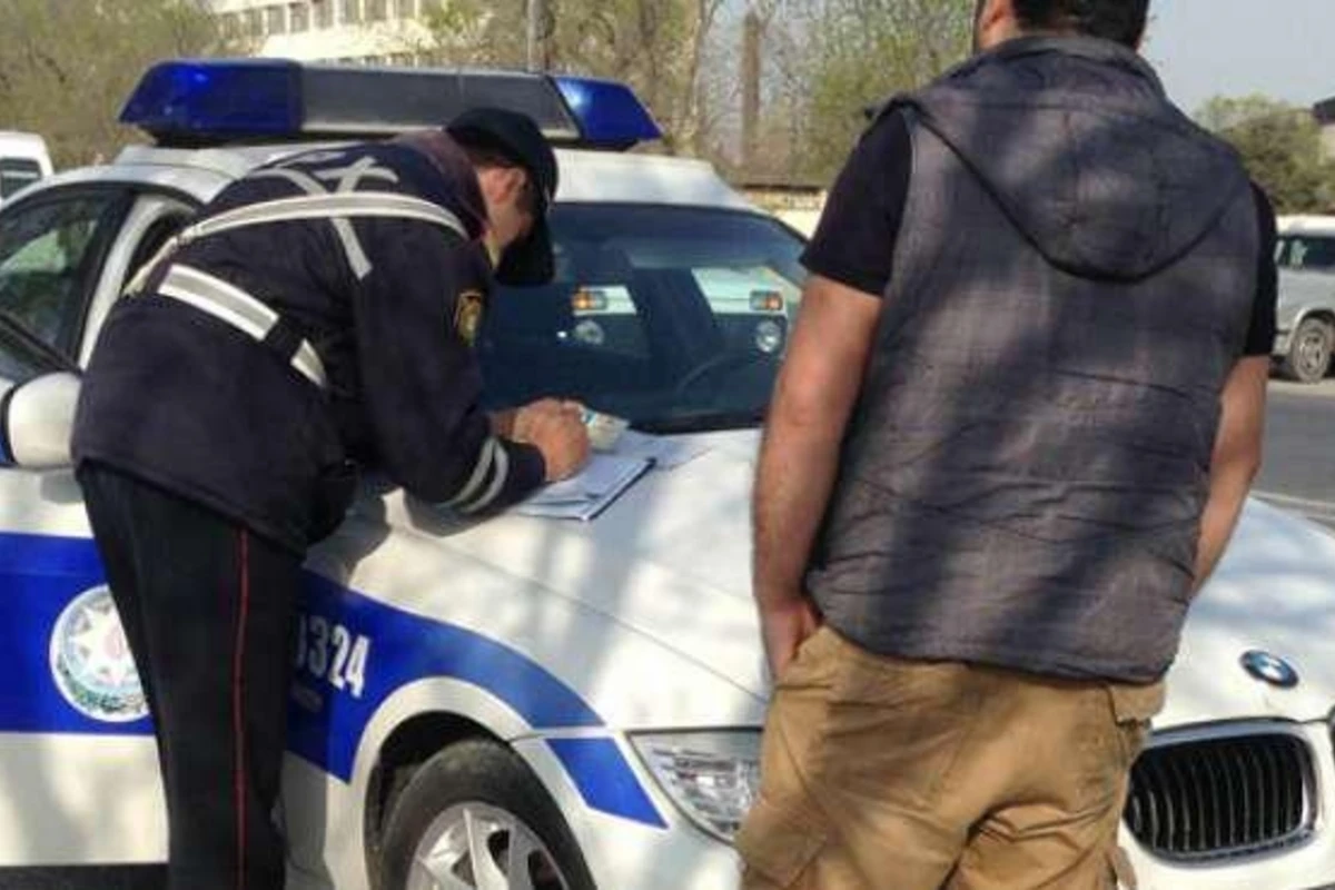 Bakıda futbolçu qayda pozub yol polisini təhqir etdi - FOTO