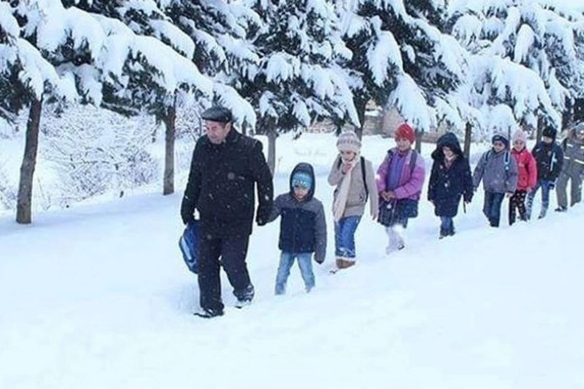 “21 ildir, uşaqları məktəbə özüm aparıb-gətirirəm” - Məşhur fotodakı müəllim