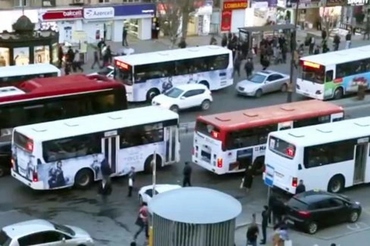 Bakıda sərnişin dolu avtobus qəza törətdi - FOTO