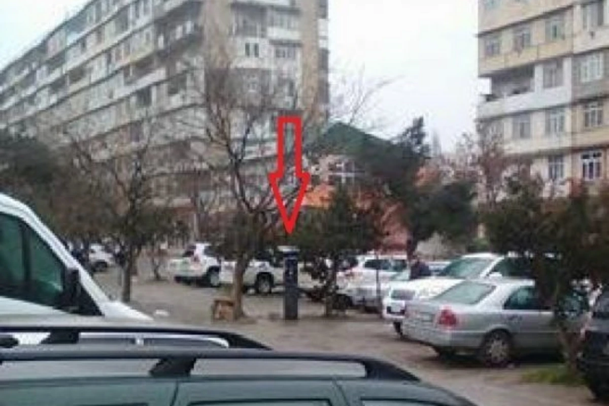 Bakıda yaşayış binalarının həyətinə də parkomat qoydular – FOTO