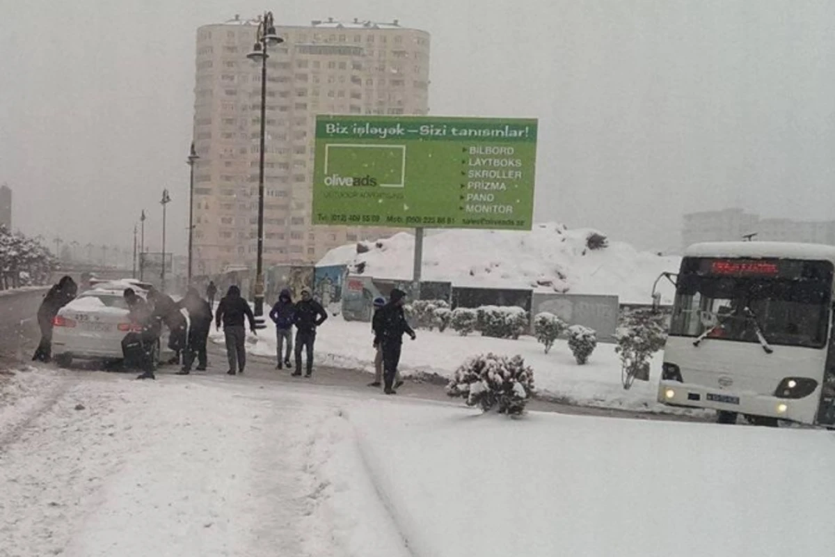 Bakıda polis maşını yolda qaldı, köməyə vətəndaşlar çatdı