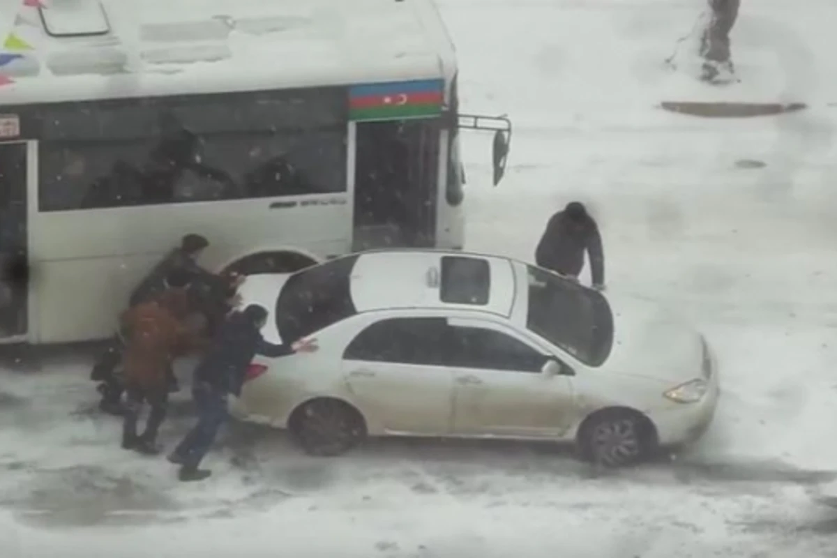 Bakıda yollar buz bağladı, maşınlar yolda qaldı (VİDEO)