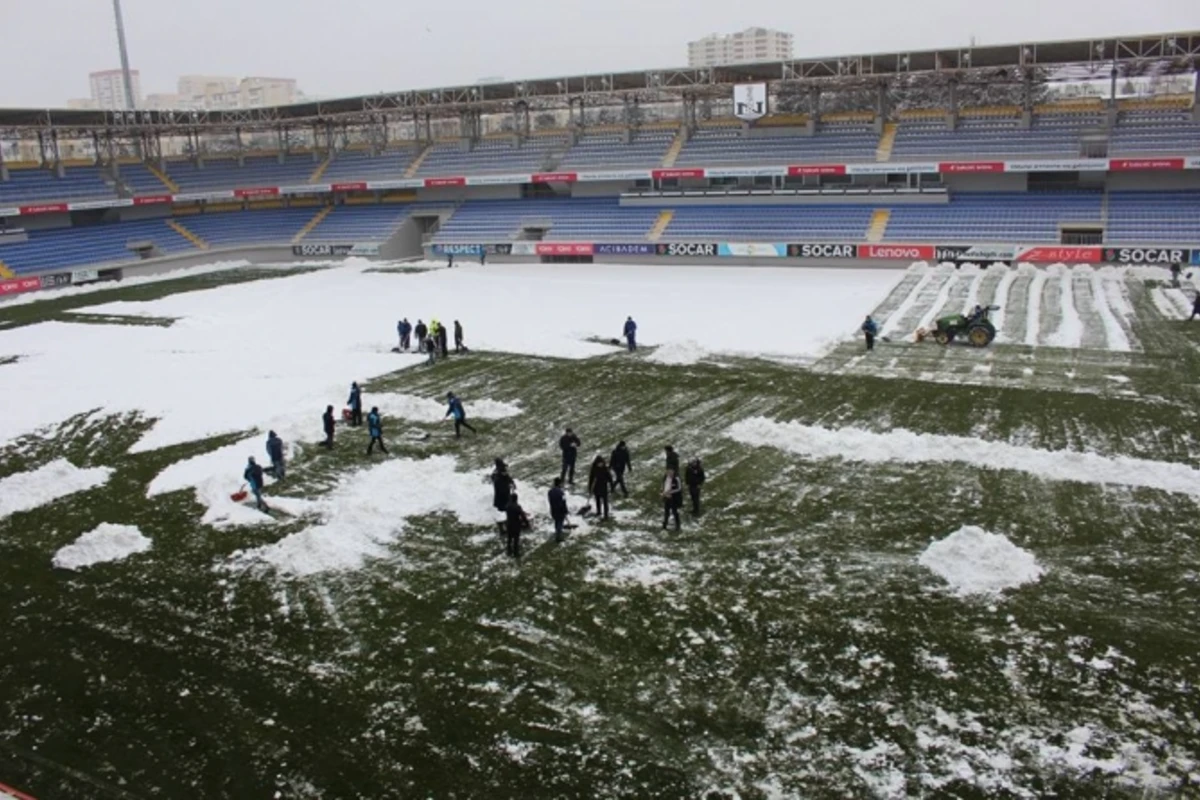 Bakıda stadion qardan belə təmizlənir (FOTO)