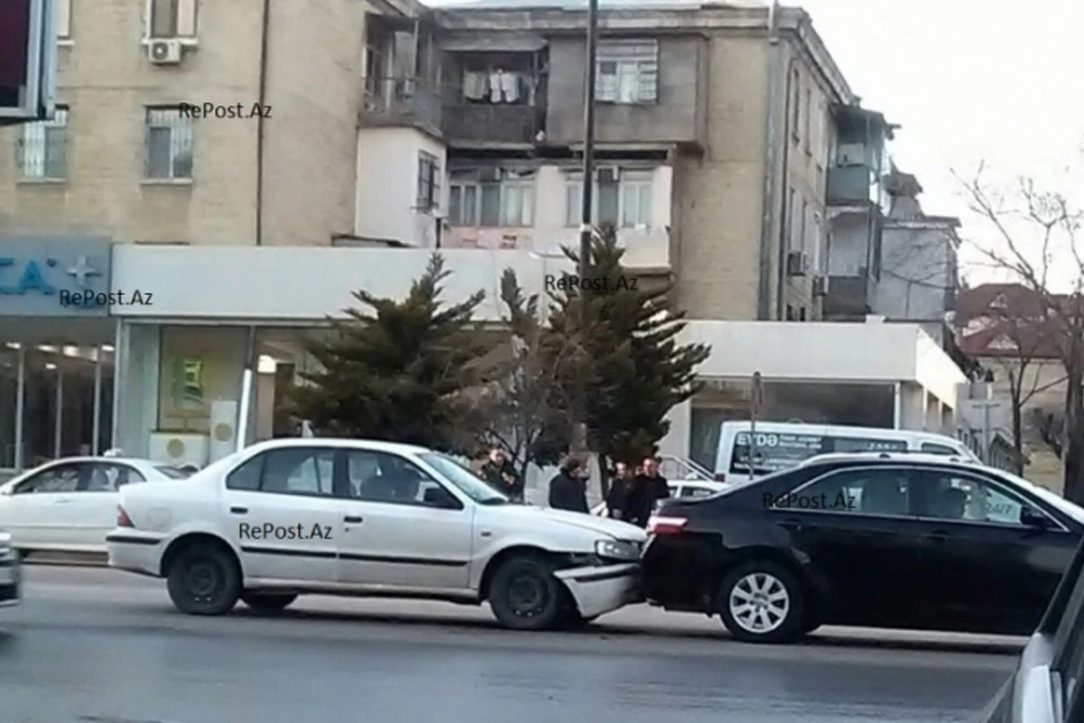 Bakıda “AzSamand”la “Toyota Camry” toqquşdu - FOTO