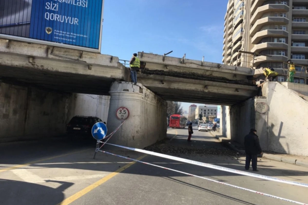 Bakıda beton vuran maşın körpüyə çırpıldı, qatarların hərəkəti dayandırıldı (FOTO)