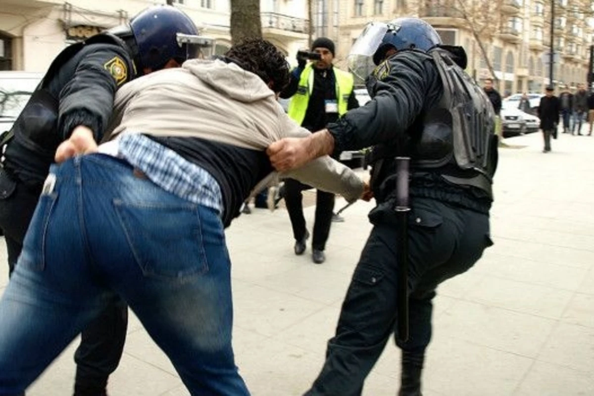 Azərbaycanda polisləri vətəndaşlarla kobud rəftarına görə işdən çıxardılar