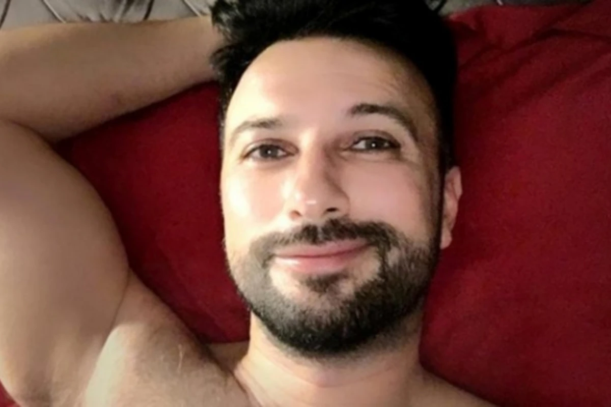 Tarkan yataq fotosunu xanımına görə sildi