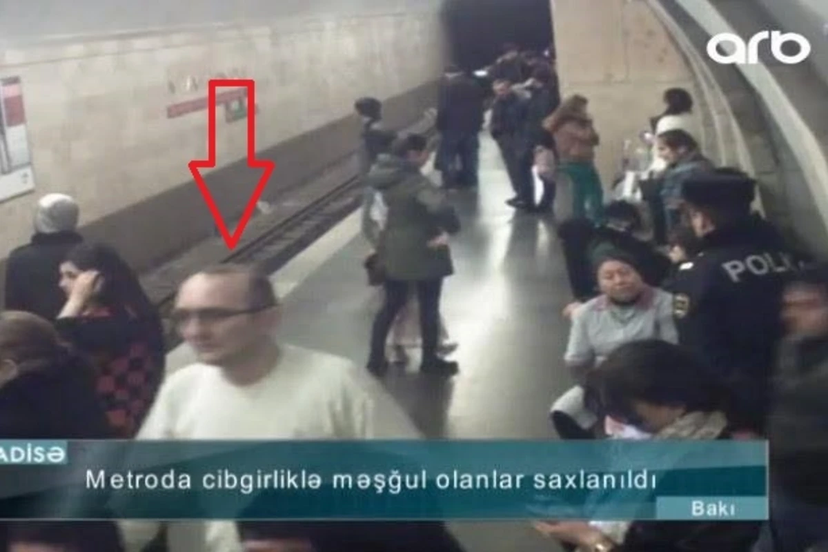 Bakı metrosunda oğurluq edənlər kameraya düşdü (VİDEO)