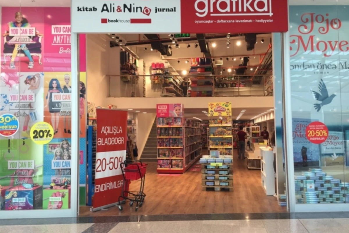 Grafika kitab mağazası özünü biabırçı reklam etməyə çalışır (FOTO)