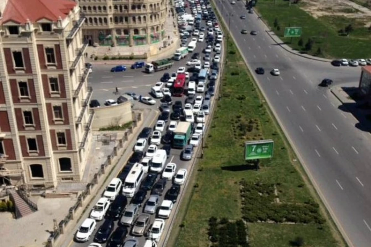 Bakıda eyni anda bir neçə yol bağlandı - hərəkət iflic oldu (FOTO)