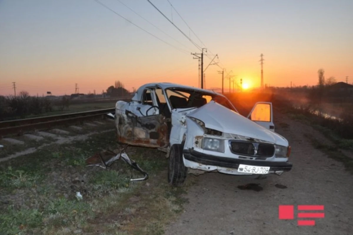 Azərbaycanda qatar avtomobili vurdu: 2 nəfər öldü, 1 nəfər yaralandı (FOTO)