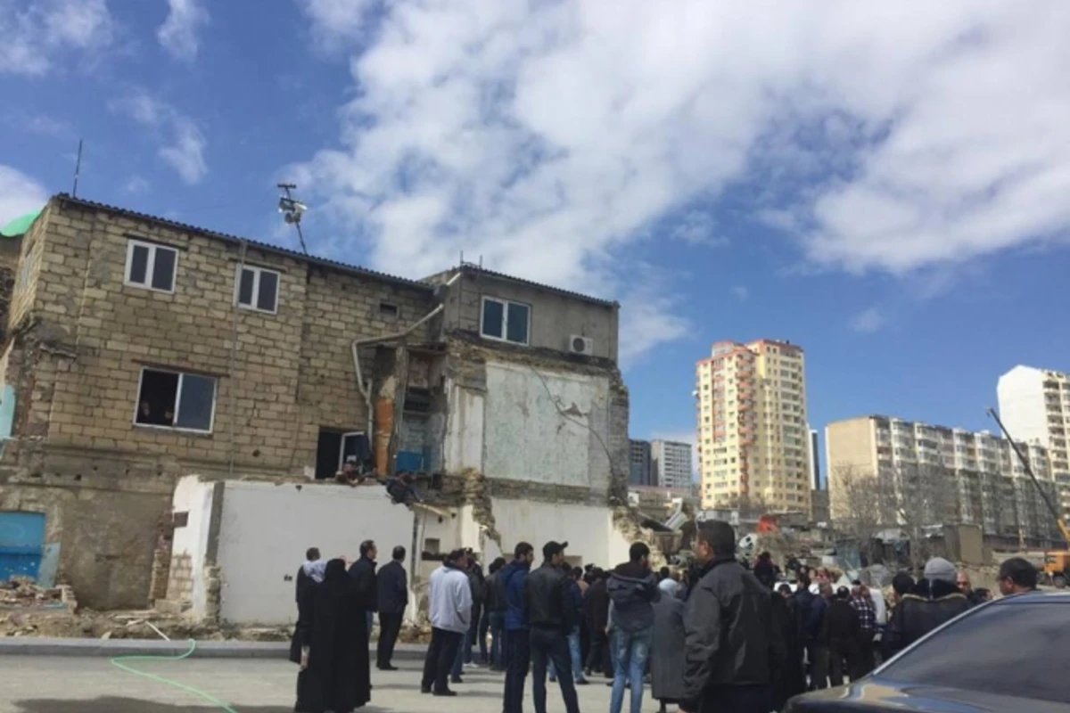 Sovetski də tarixi məscid sökülür: Polislər hadisə yerində (FOTO) (VİDEO)