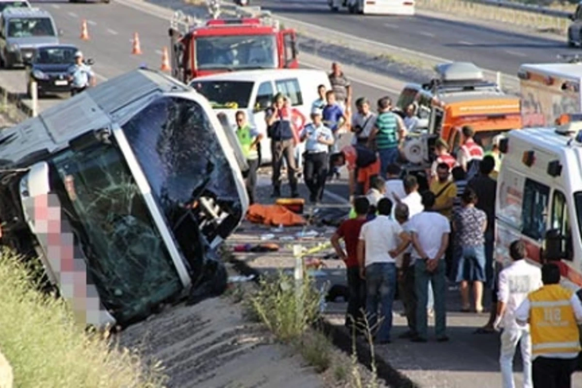 Azərbaycanda dəhşətli qəza: avtobus aşdı, 10 nəfər yaralandı