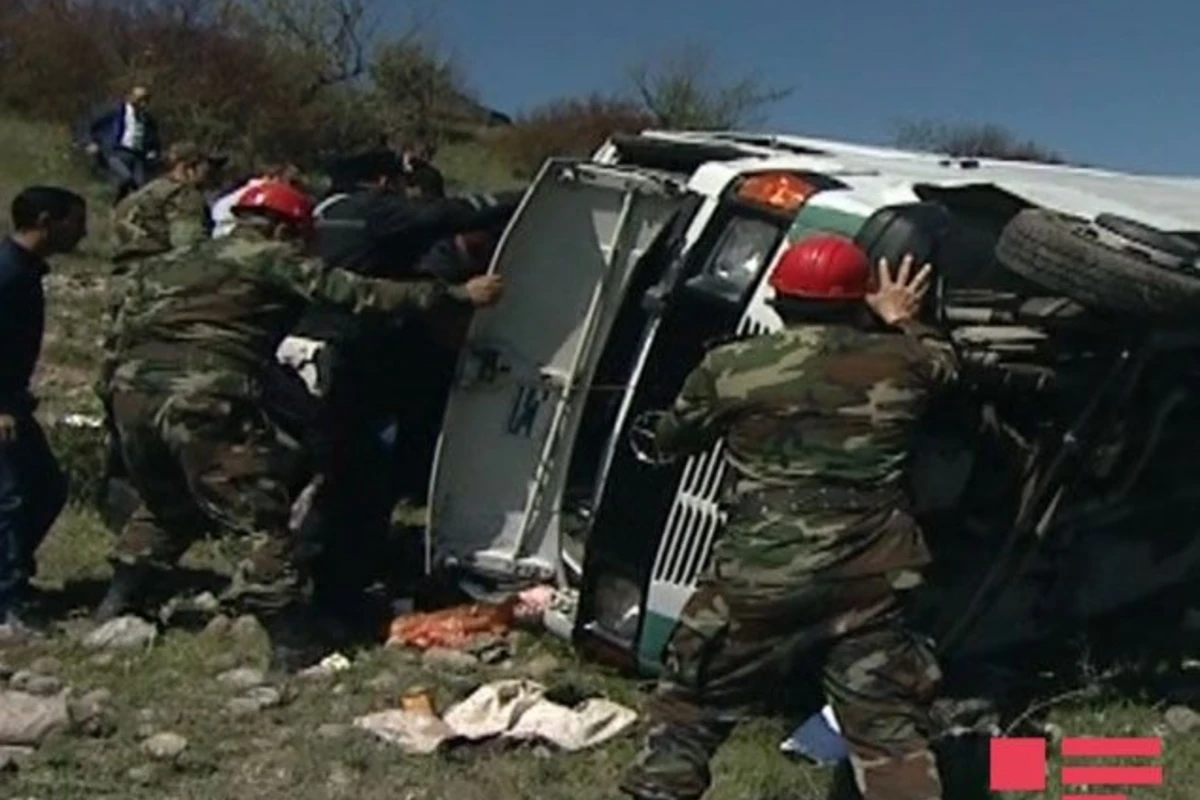 Şəklidən Mingəçevirə gedən mikroavtobus qəzaya uğrayıb: 17 yaralı - SİYAHI (FOTO)