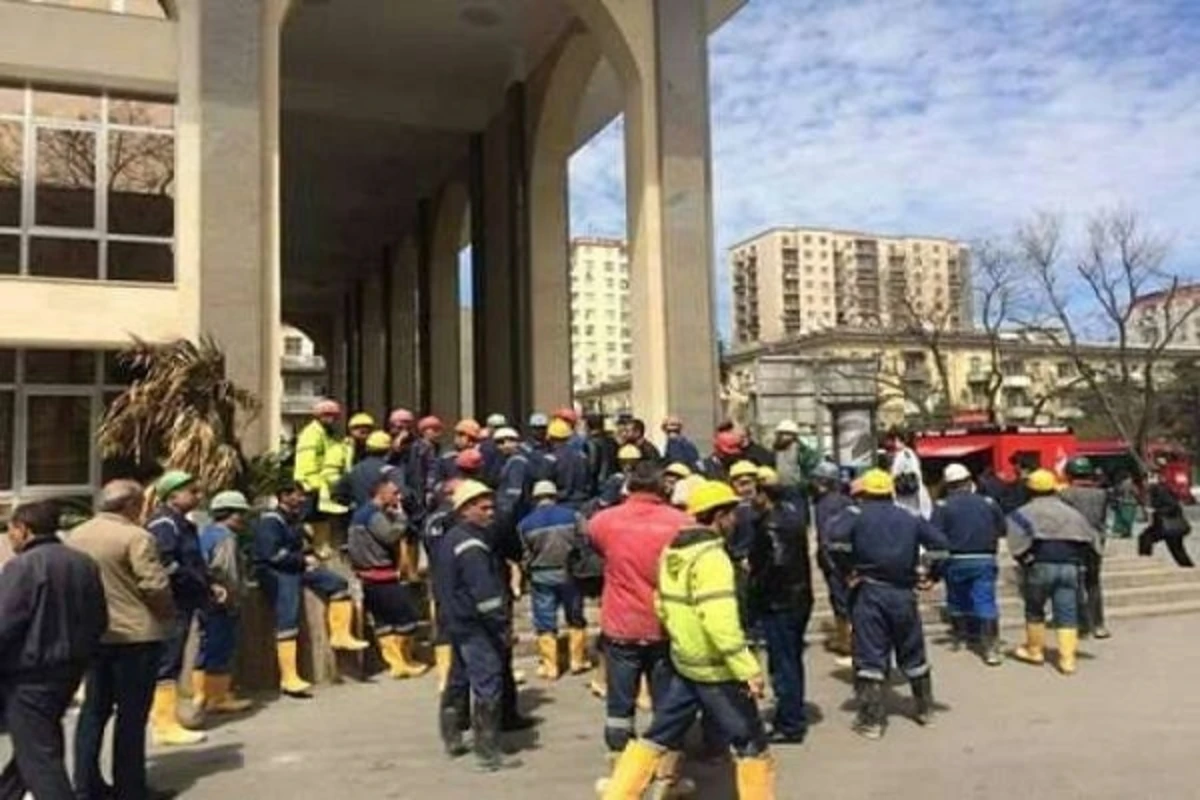 “Elmlər Akademiyası” metrosu qarşısında aksiya-İşçilər etiraz etdi