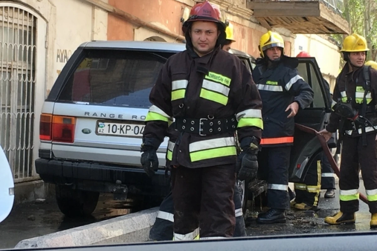 Bakıda Range Rover qəfil alışıb yandı (FOTO)