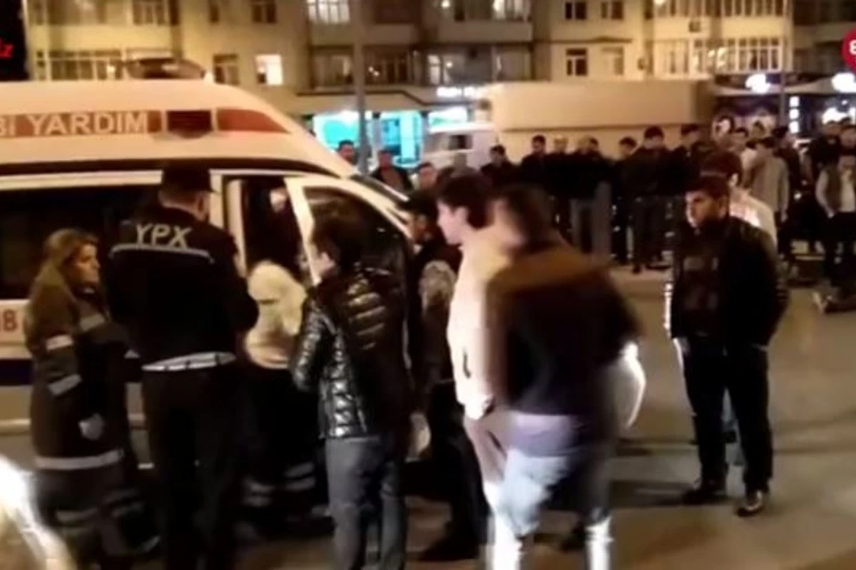 Bakıda yaralı yolun ortasında qaldı: təcili tibbi yardım yaxın durmadı (VİDEO)