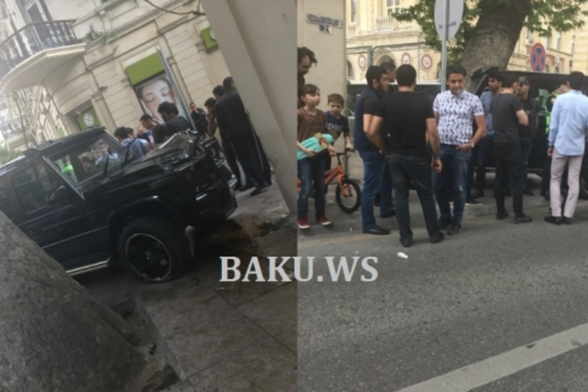 Bakının mərkəzində “Gelandewagen” binaya çırpıldı (FOTO)