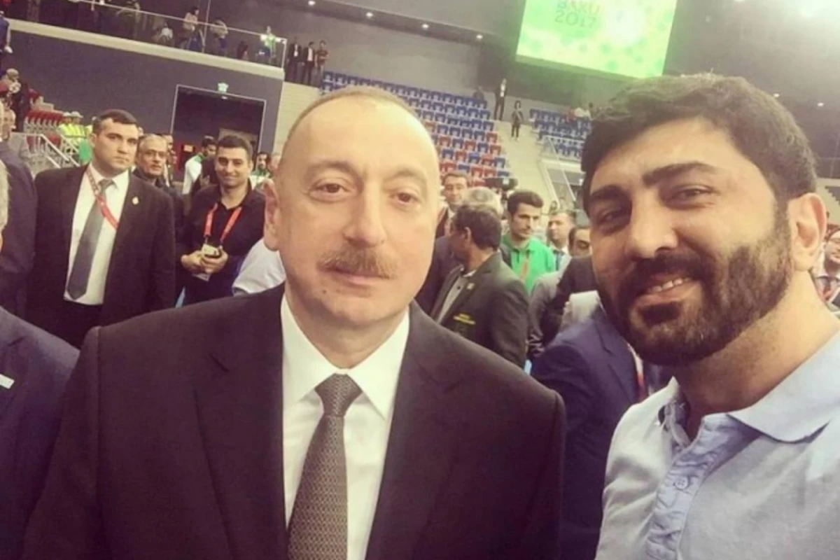 Azərbaycanlı müğənni İlham Əliyevlə selfi etdi