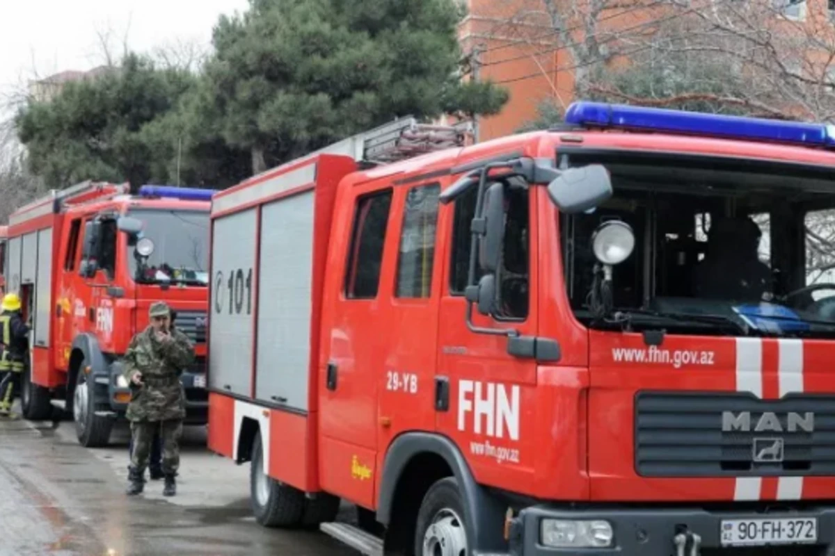 Bakıda çoxmərtəbəli yaşayış binasında yanğın: 35 nəfər təxliyyə edildi